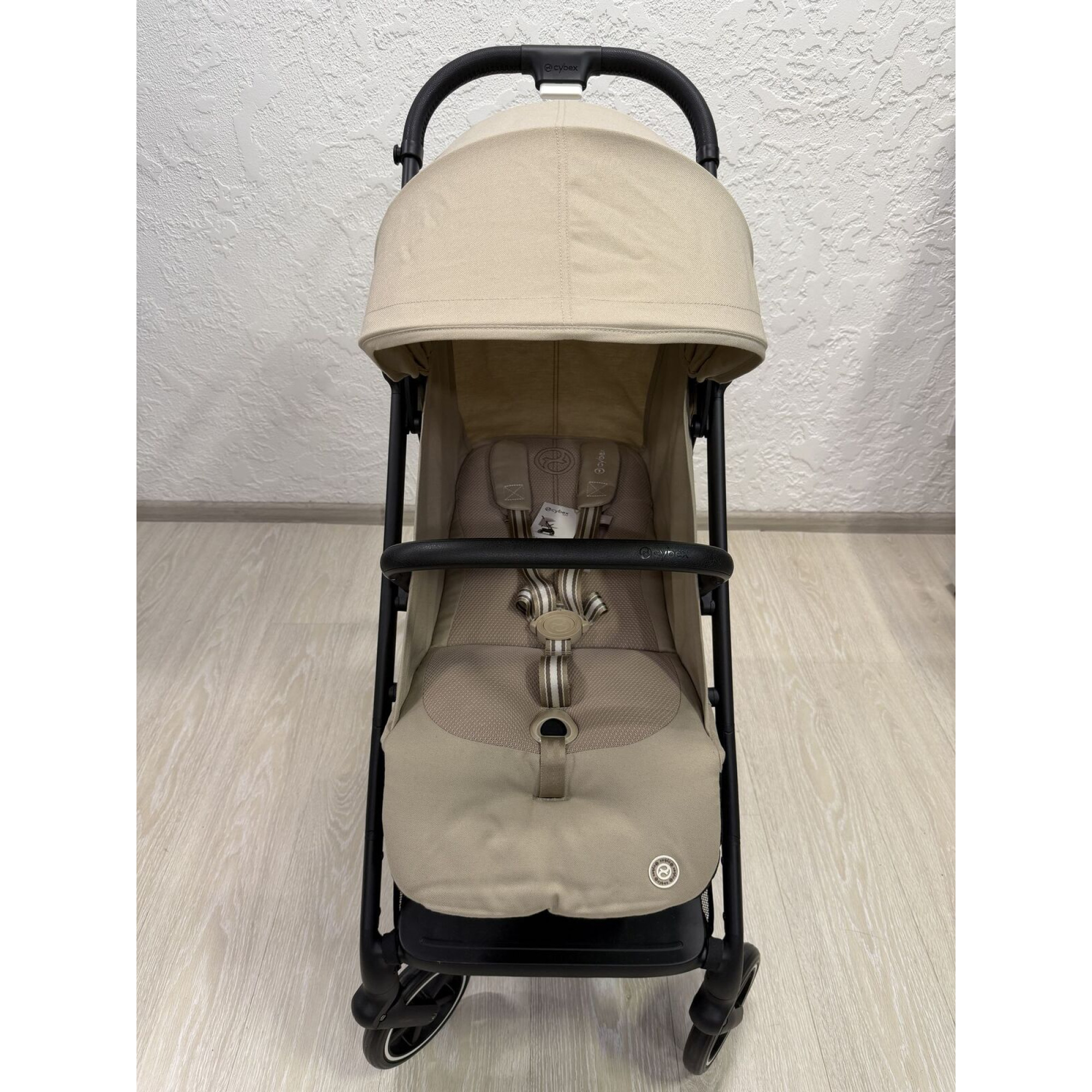 Живі фото 3 Прогулянкова коляска Cybex Beezy Almond Beige (з бампером)