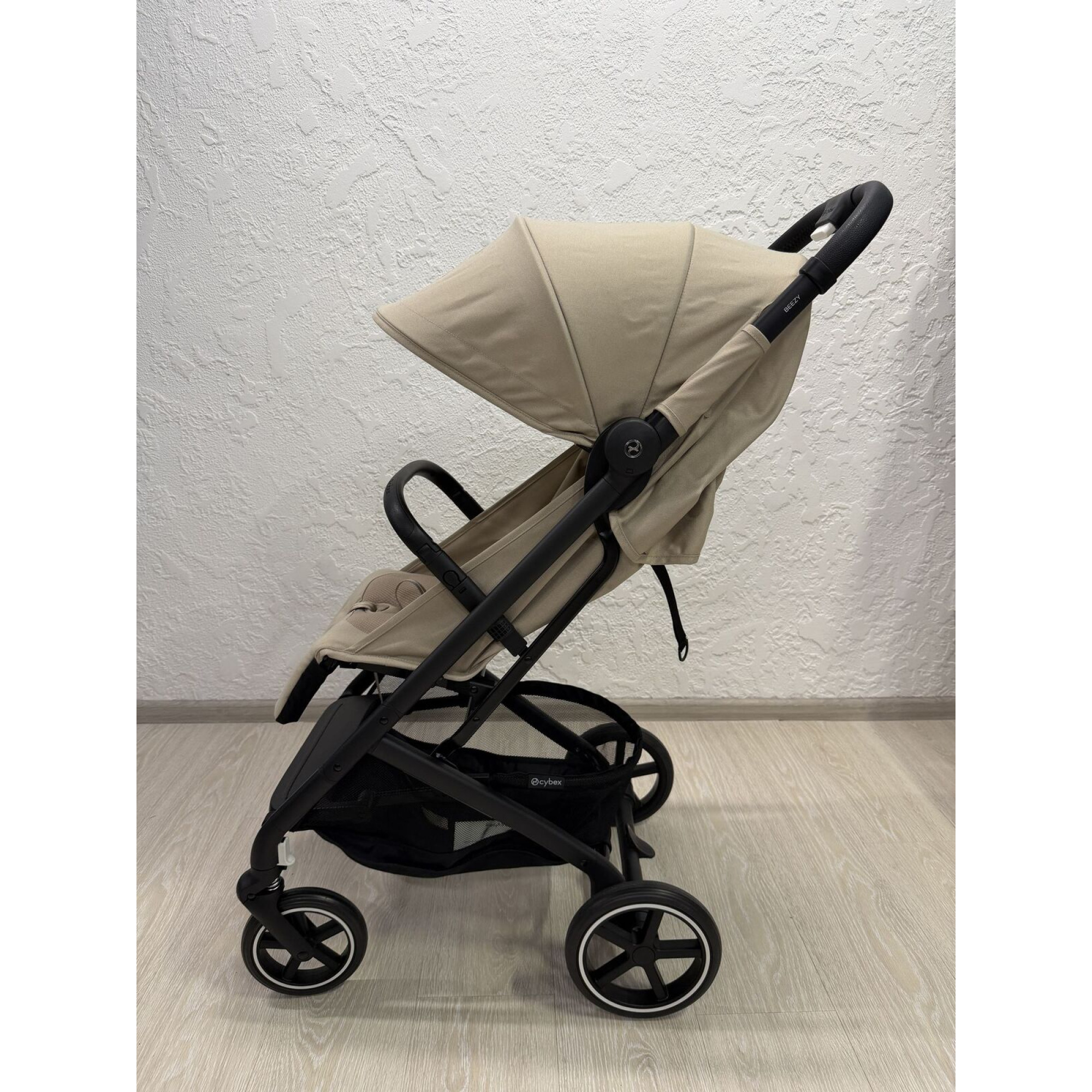 Живі фото 1 Прогулянкова коляска Cybex Beezy Almond Beige (з бампером)