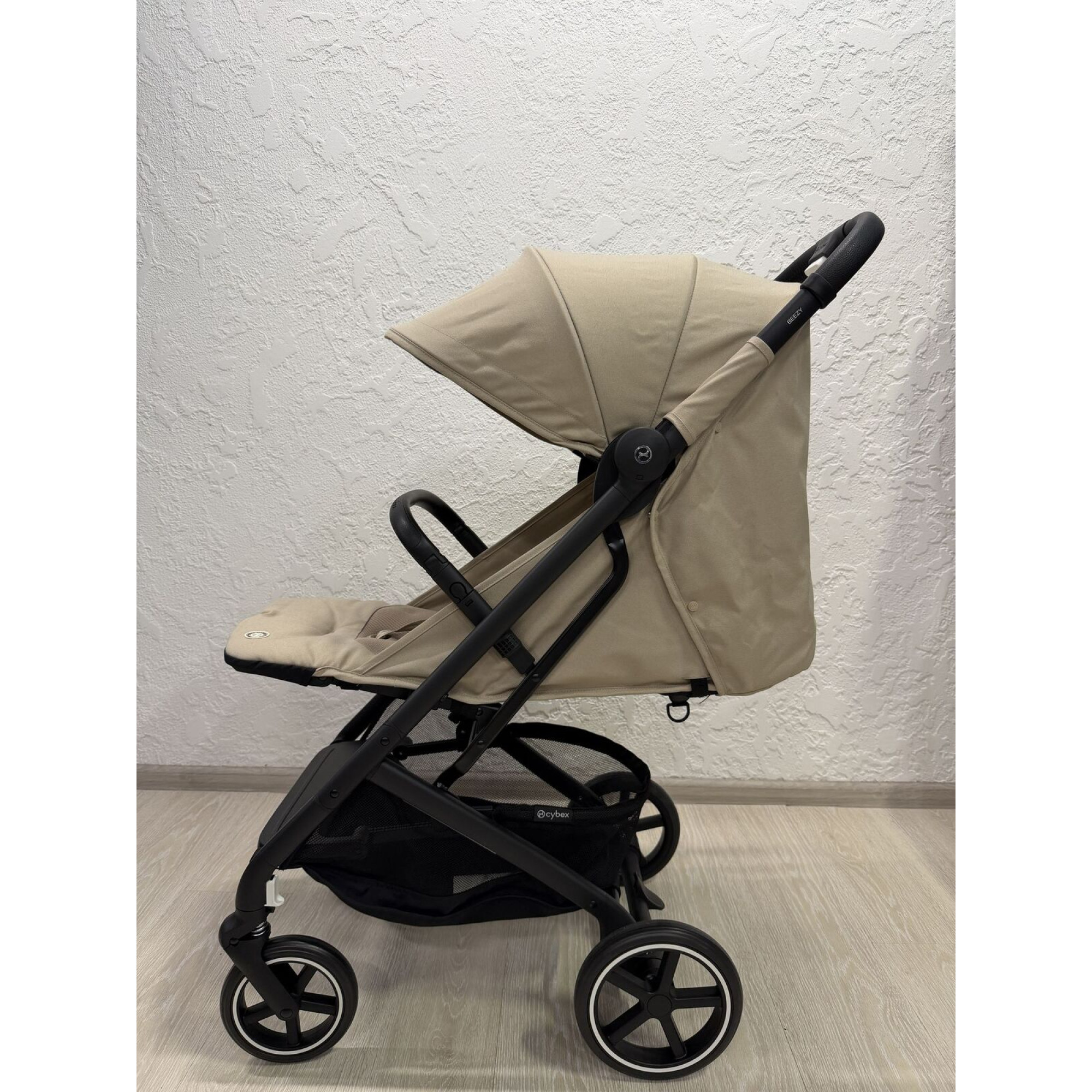 Живі фото 2 Прогулянкова коляска Cybex Beezy Almond Beige (з бампером)