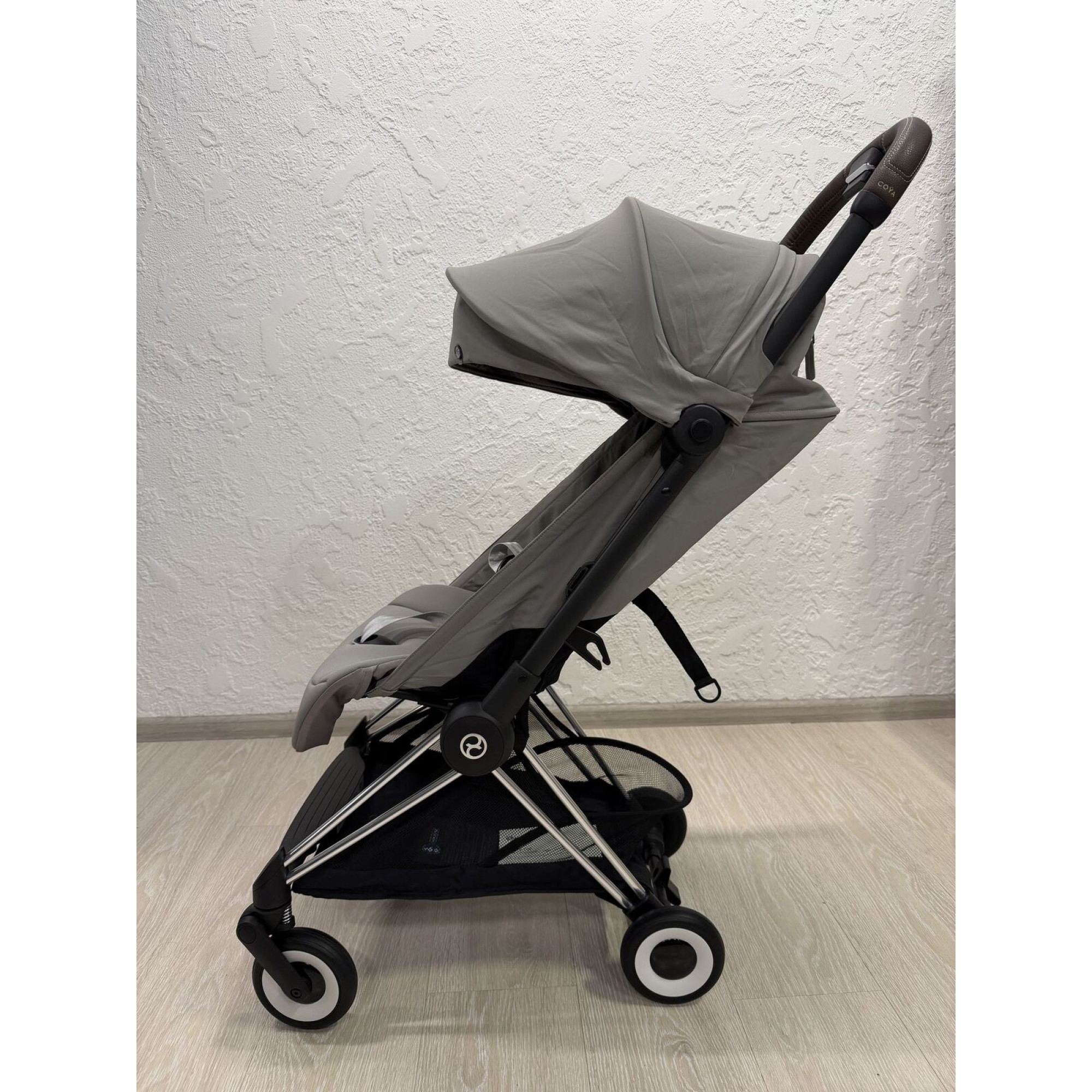 Живі фото 1 Прогулянкова коляска Cybex Coya Chrome Dark Brown Mirage Grey