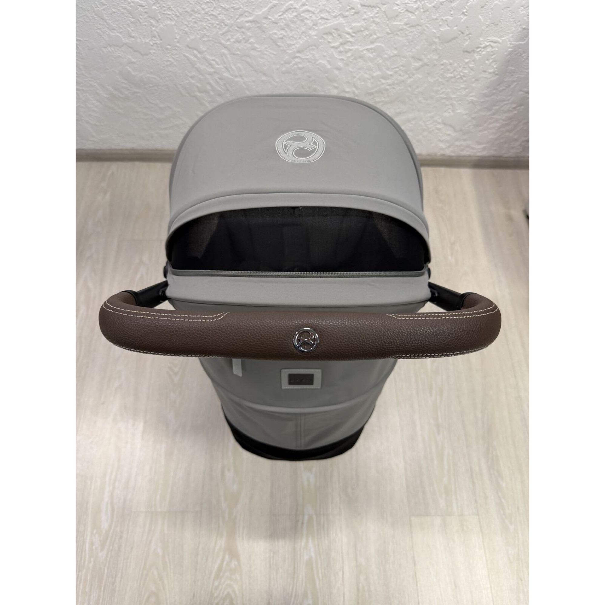 Живі фото 4 Прогулянкова коляска Cybex Coya Chrome Dark Brown Mirage Grey