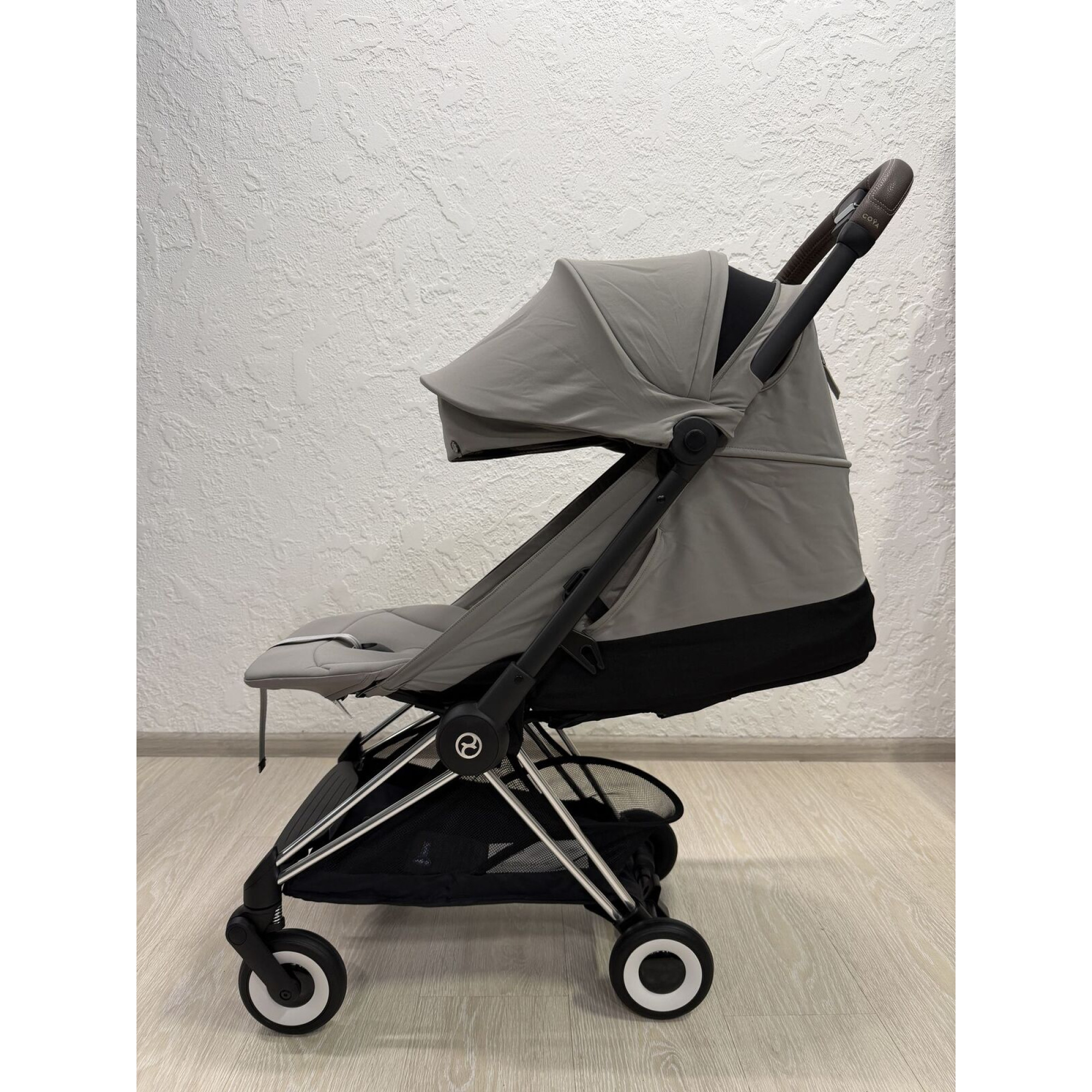 Живі фото 2 Прогулянкова коляска Cybex Coya Chrome Dark Brown Mirage Grey